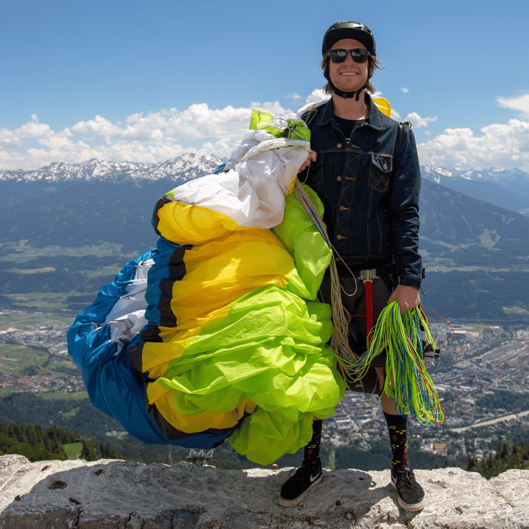 Johannes im Gleitschirm-Cockpit über den Alpen