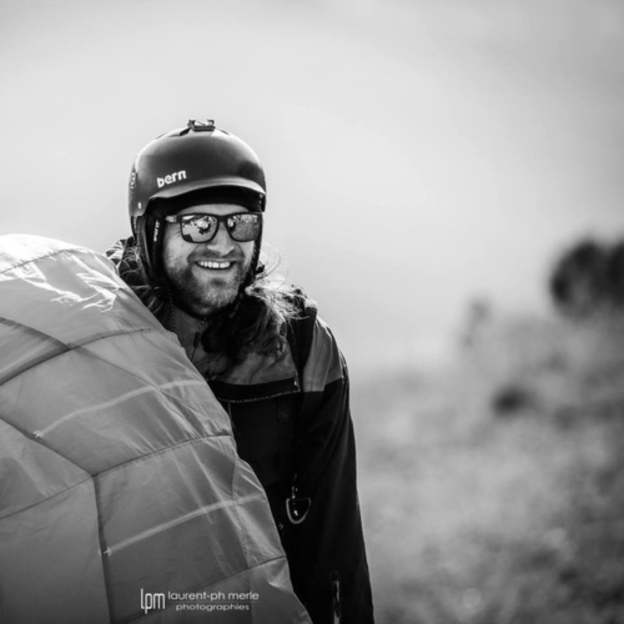 Simon im Gleitschirm-Cockpit über den Alpen