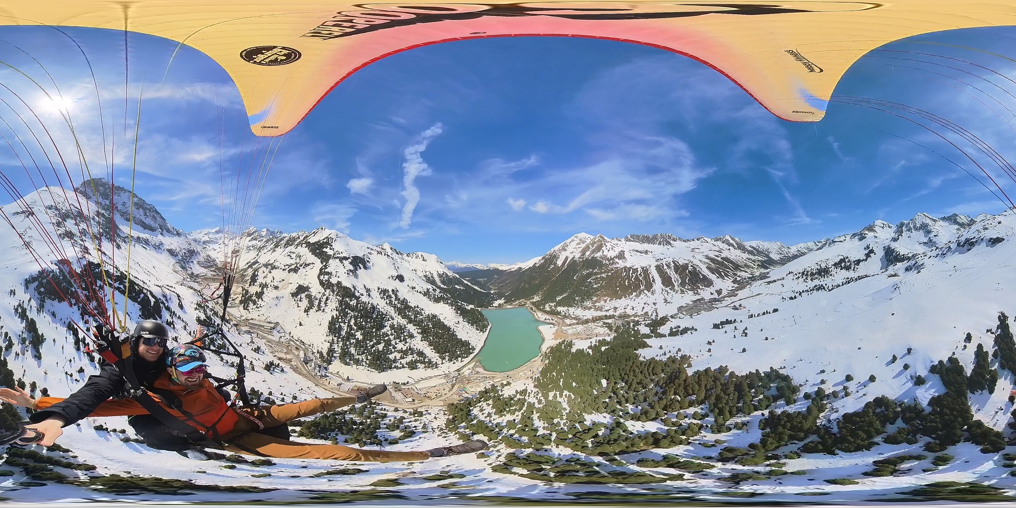 Tandem-Gleitschirmflug über dem Stubaital bei Sonnenlicht